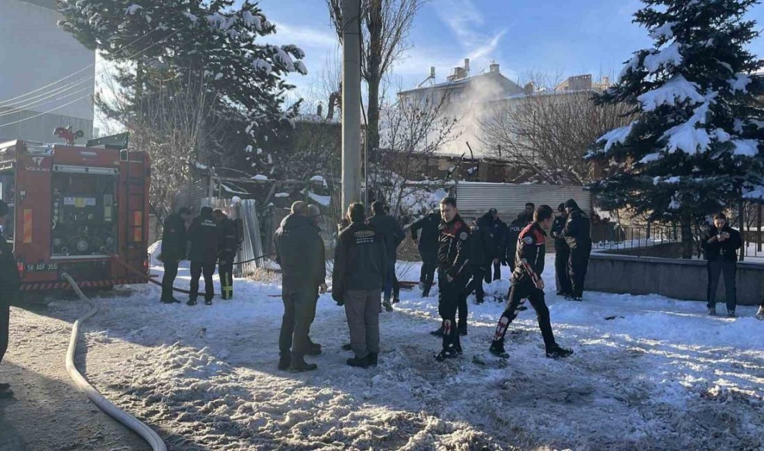 Sivas’ta müstakil bir evde çıkan yangında yaşlı adam mahsur kaldı.