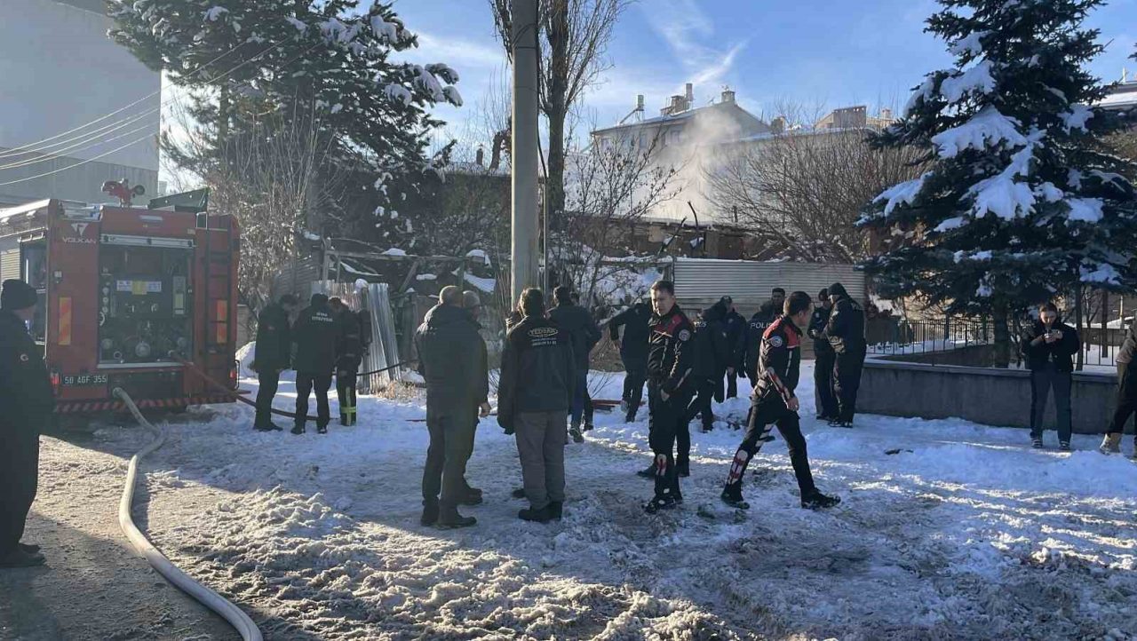 Sivas’ta müstakil bir evde çıkan yangında yaşlı adam mahsur kaldı.