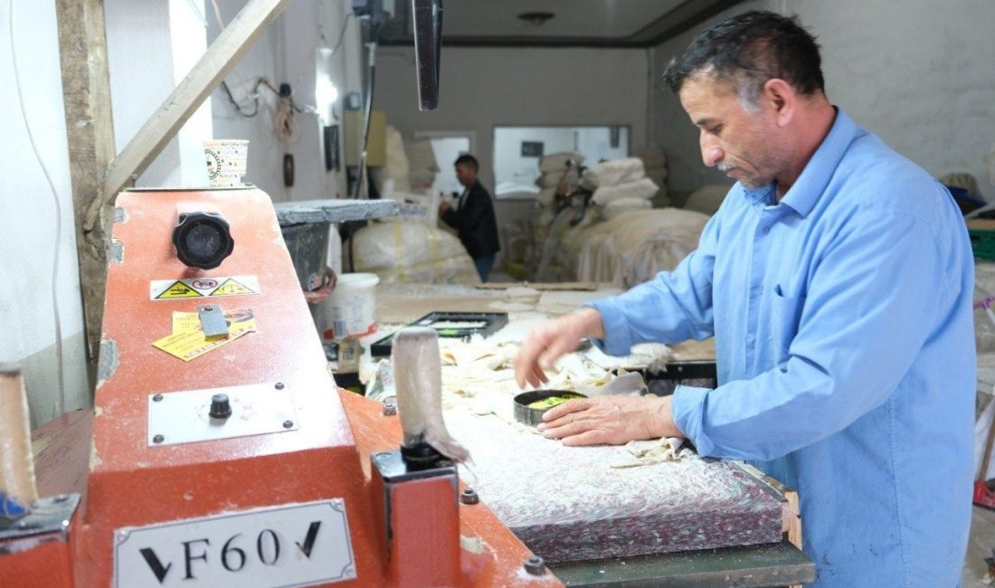 Erzincan’da üretilen ve Norveç’ten ithal edilen özel koyun derilerinden hazırlanan