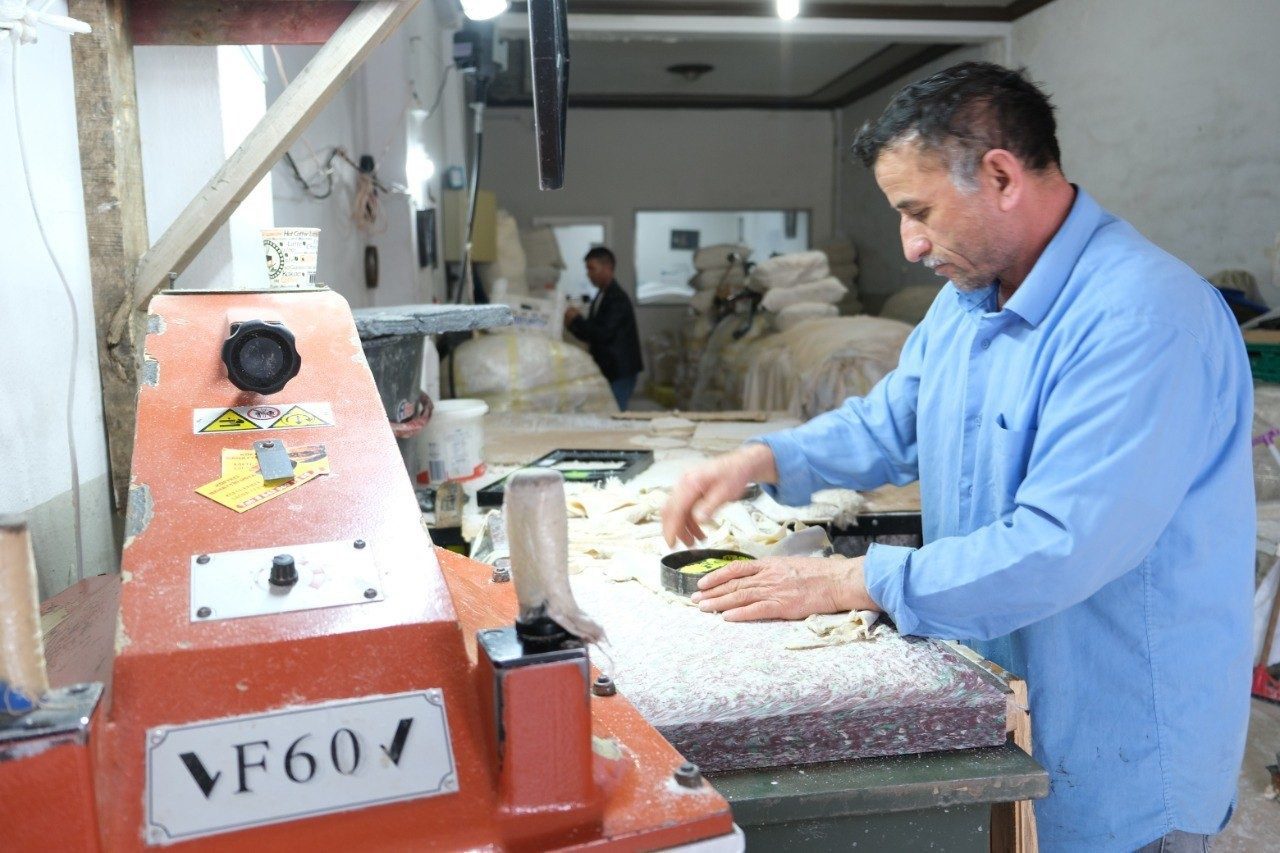 Erzincan’da üretilen ve Norveç’ten ithal edilen özel koyun derilerinden hazırlanan