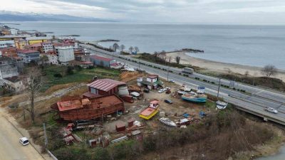 Trabzon’un Of ilçesinde yol ve dere kenarındaki küçük bir tersanede