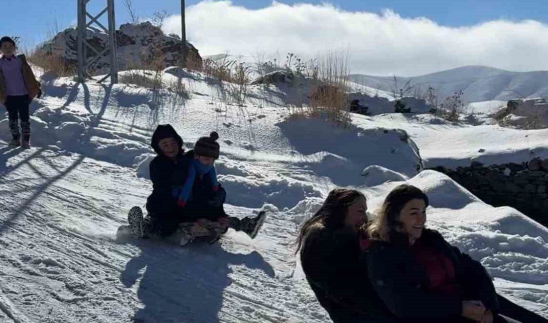 Erzurum’un Narman ilçesine bağlı Güvenlik köyünde iki kadın öğretmen, karne