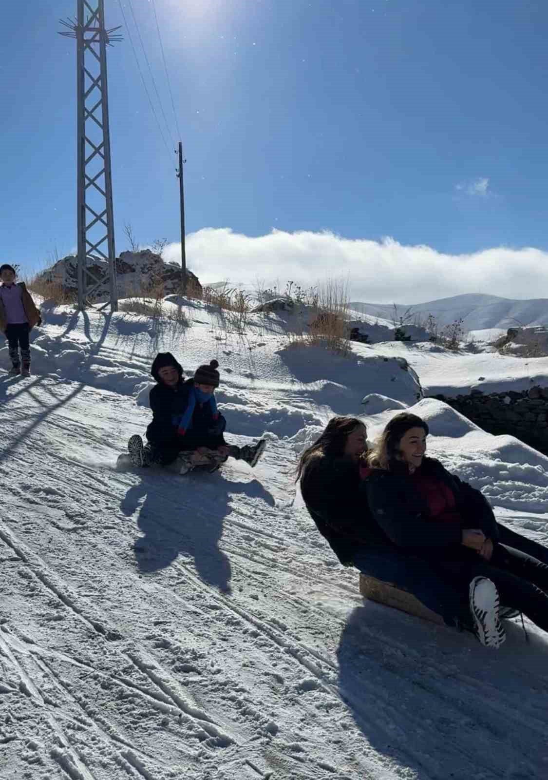 Erzurum’un Narman ilçesine bağlı Güvenlik köyünde iki kadın öğretmen, karne