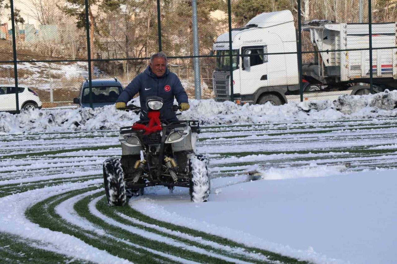 Erzurum’un Oltu ilçesinde bulunan Oltu Stadyumu, 40 yıldır sahaların bakım