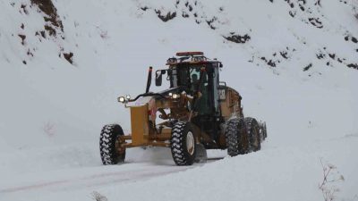 Erzurum’un Oltu ilçesinde etkili olan kar yağışı nedeniyle 65 mahalle