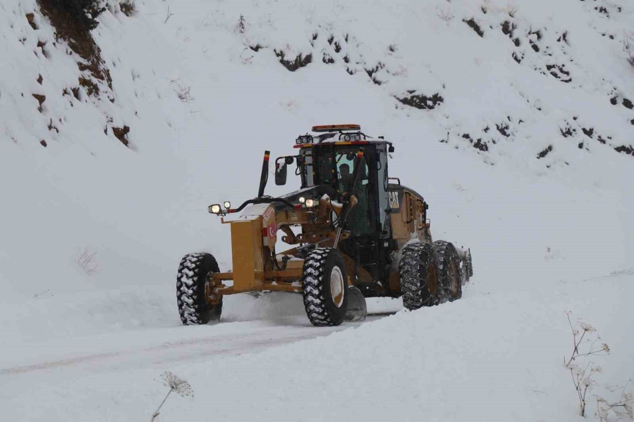 Erzurum’un Oltu ilçesinde etkili olan kar yağışı nedeniyle 65 mahalle