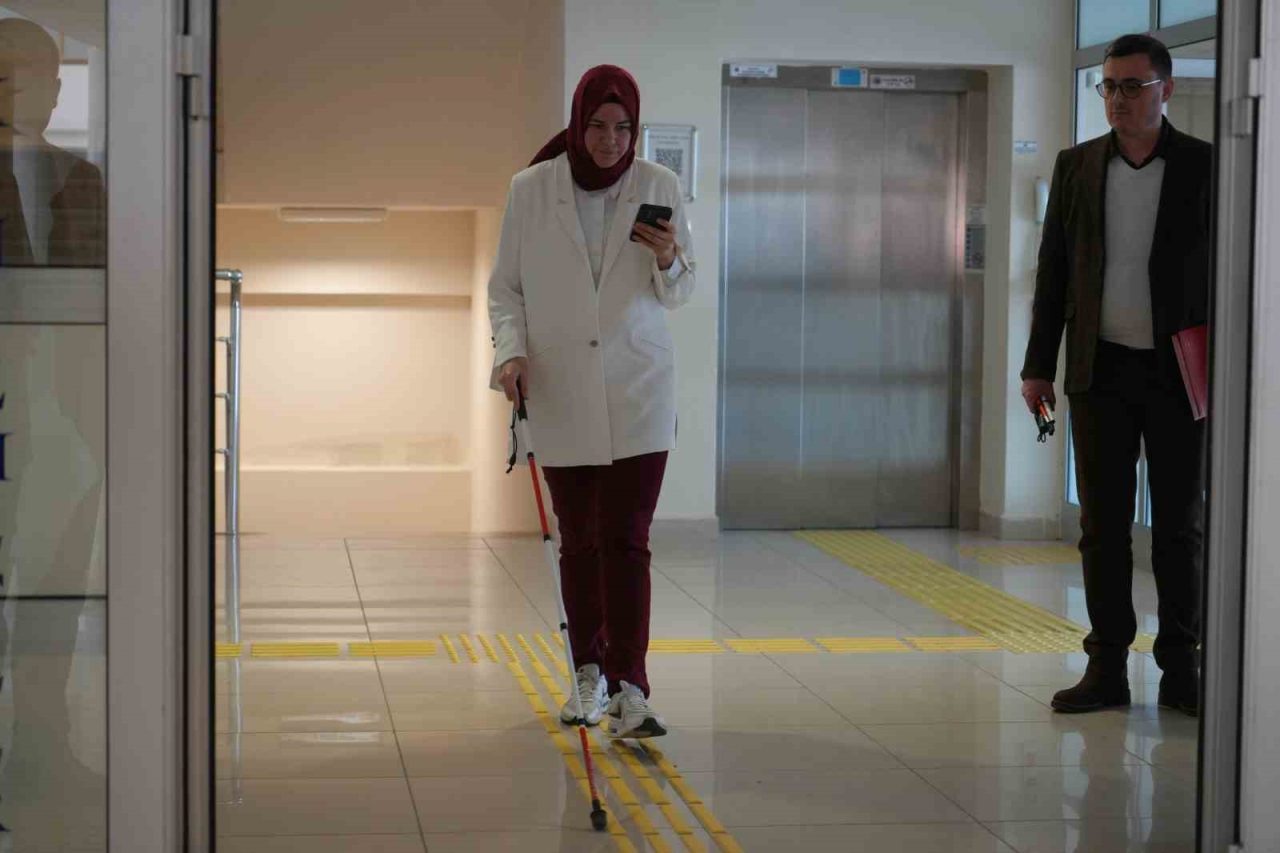 Ondokuz Mayıs Üniversitesi (OMÜ), görme engelli bireylerin kampüs binalarında kimseye