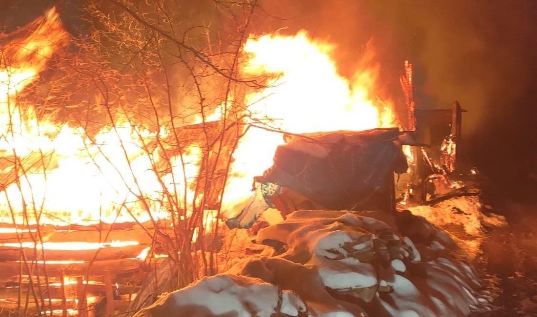 Ordu’nun Ünye ilçesinde çıkan yangın sonucu ahşap ev ve samanlık