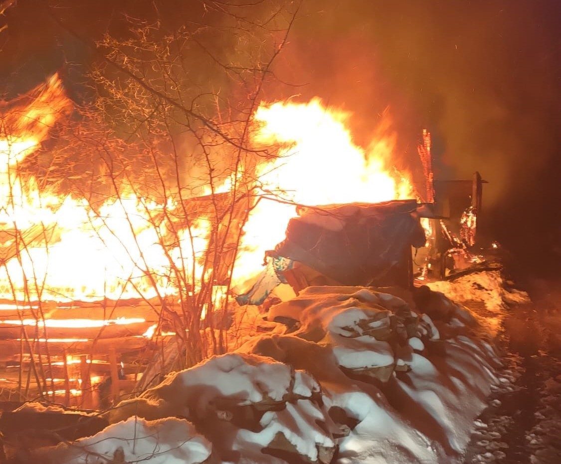 Ordu’nun Ünye ilçesinde çıkan yangın sonucu ahşap ev ve samanlık