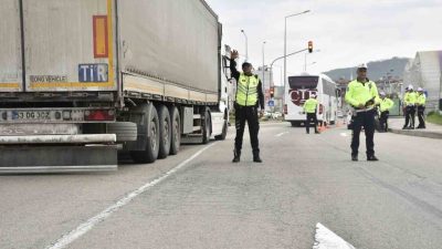 Ordu’da polis ekipleri tarafından trafik kazalarını azaltmaya yönelik yapılan denetimlerde,