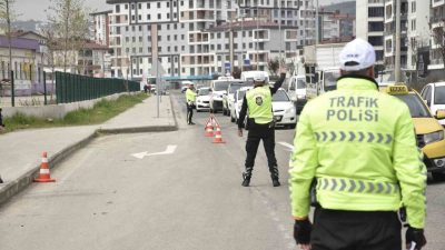 Ordu’da polis ekipleri tarafından trafik kazalarını azaltmaya yönelik yapılan denetimlerde,