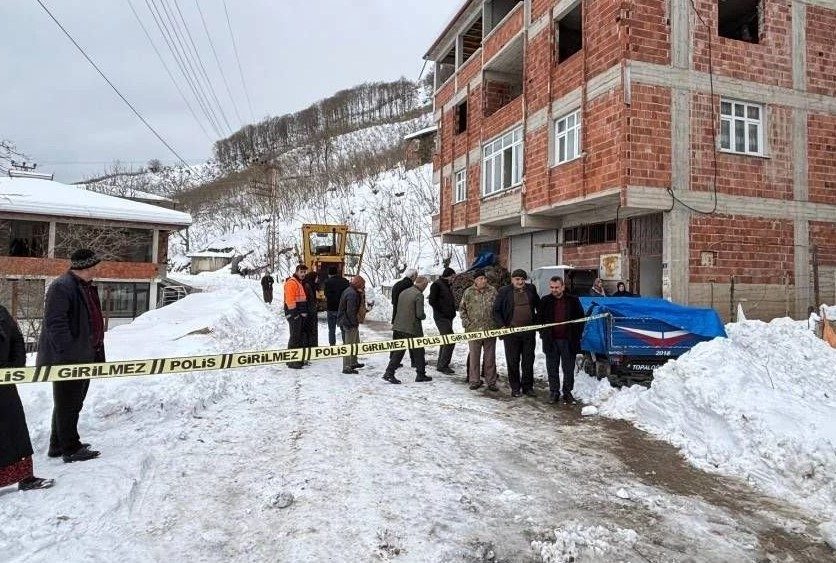 Ordu’nun Kabataş ilçesinde karları küreyen iş makinesinin çarptığı şahıs hayatını