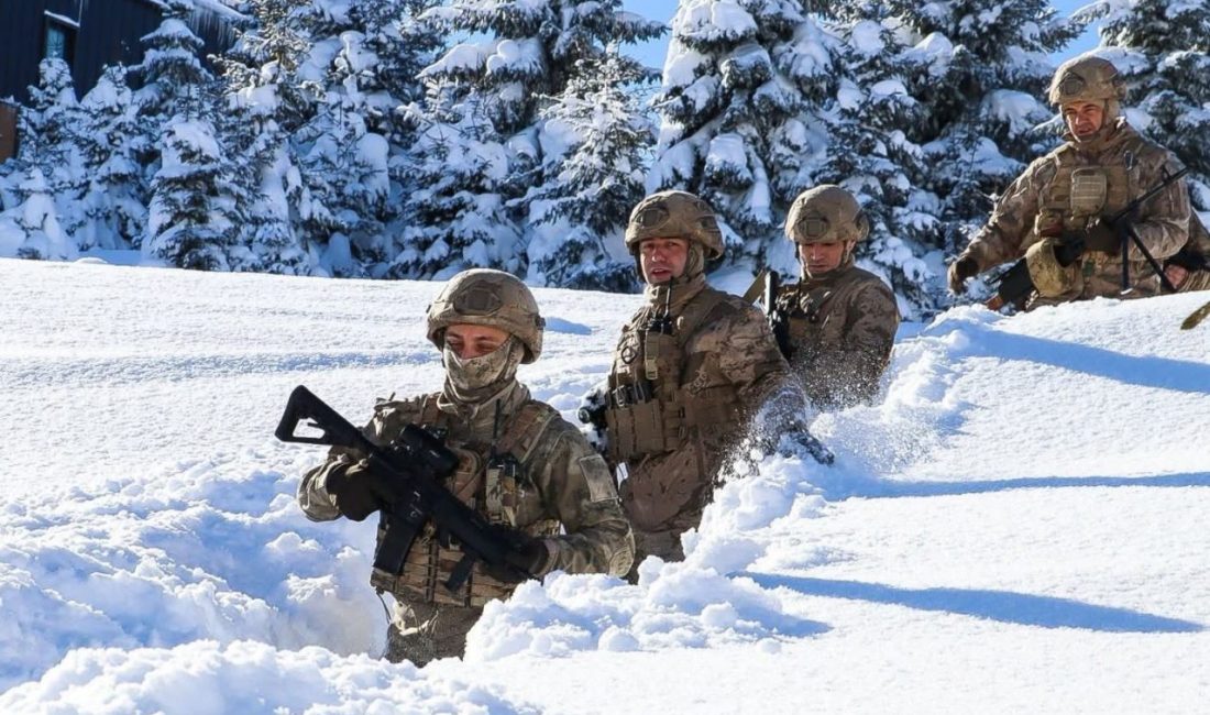 Ordu’da jandarma ekiplerince, kar kalınlığının yaklaşık 1,5 metreye ulaştığı Kabadüz