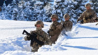 Ordu’da jandarma ekiplerince, kar kalınlığının yaklaşık 1,5 metreye ulaştığı Kabadüz