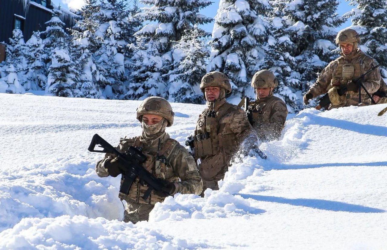 Ordu’da jandarma ekiplerince, kar kalınlığının yaklaşık 1,5 metreye ulaştığı Kabadüz