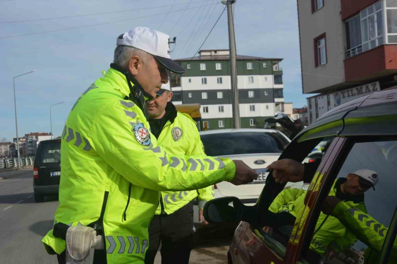 Ordu’nun Ünye ilçesinde, polis ekipleri tarafından gerçekleştirilen 2 saatlik trafik