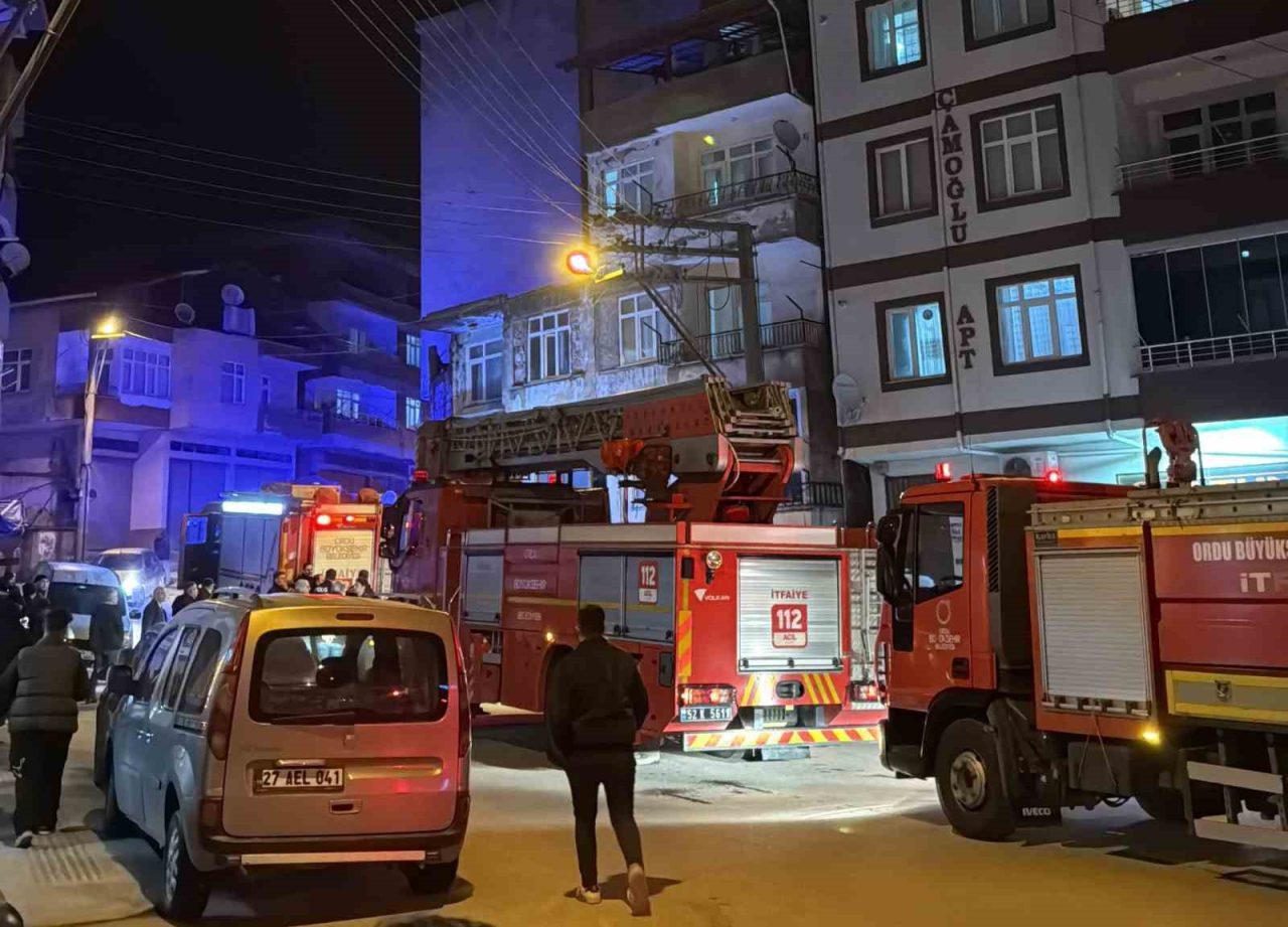 Ordu’nun Ünye ilçesinde bir binanın bacasından yükselen yoğun dumanlar itfaiye