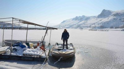 Erzincan’ın Otlukbeli ilçesinde hava sıcaklığı eksi 22,1 dereceye düşerken dondurucu