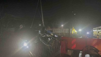 Kocaeli’nin Kandıra ilçesinde çaya uçan otomobildeki baba ve oğlu hayatını