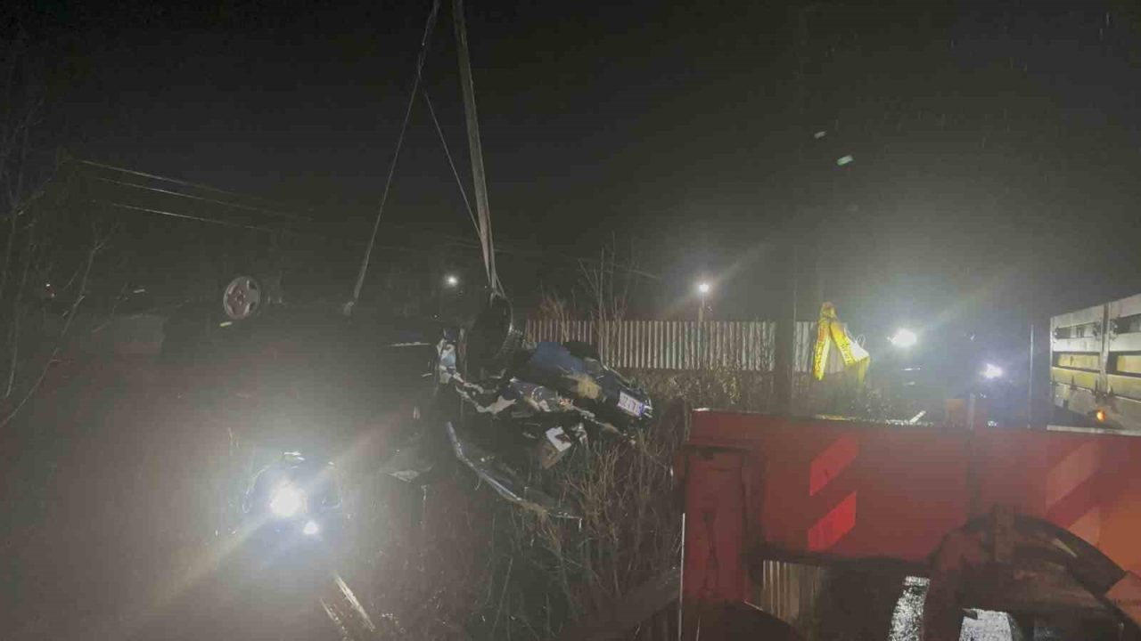 Kocaeli’nin Kandıra ilçesinde çaya uçan otomobildeki baba ve oğlu hayatını