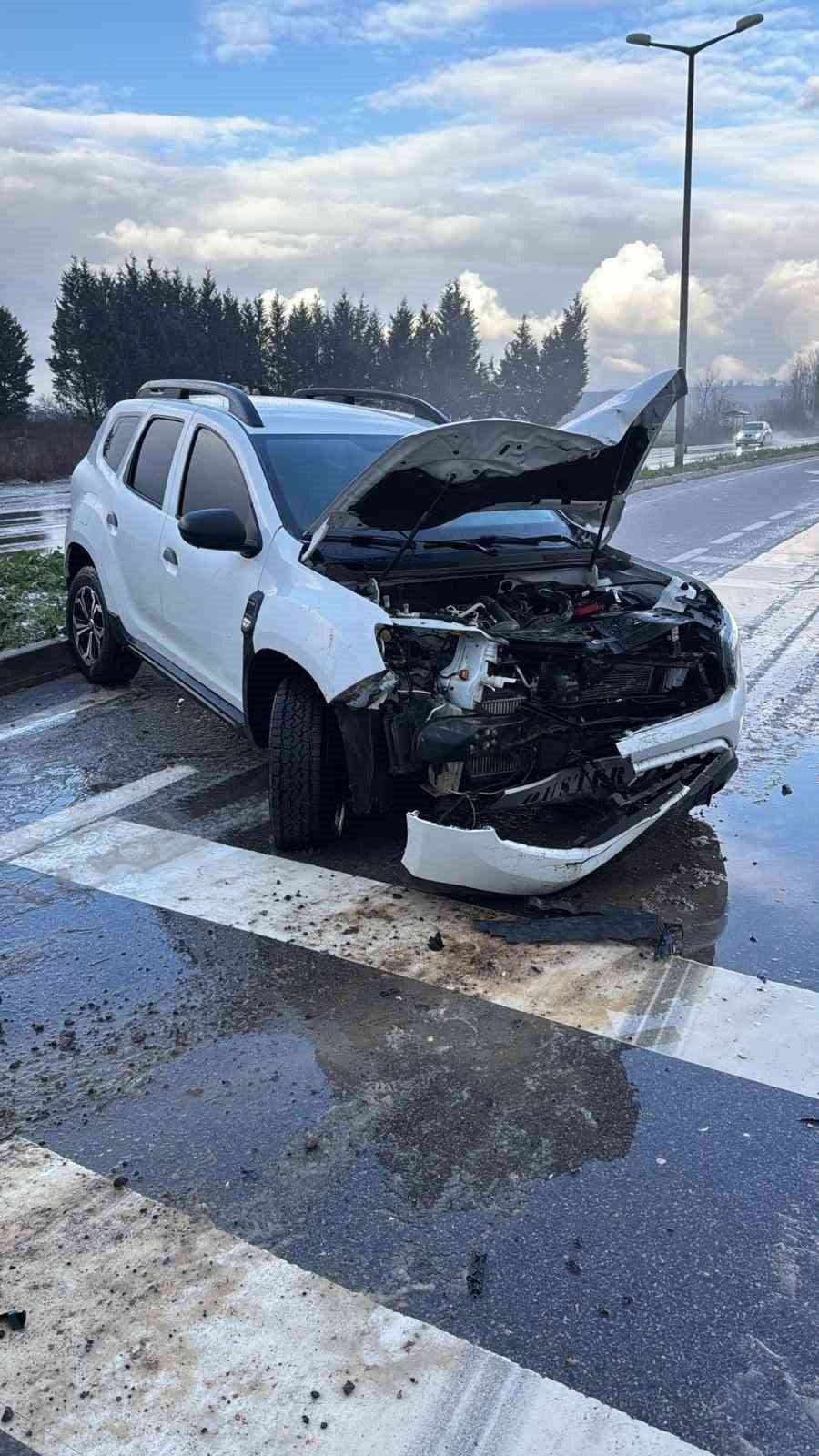 Sakarya’nın Karasu-Adapazarı yolu üzerinde yağış nedeniyle kayganlaşan yolda kontrolden çıkarak
