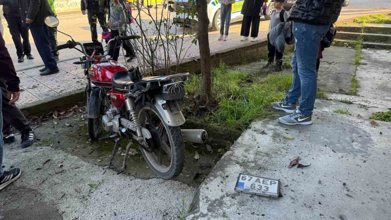 Zonguldak’ın Alaplı ilçesinde otomobile çarpmamak için manevra yapan motosiklet devrildi.