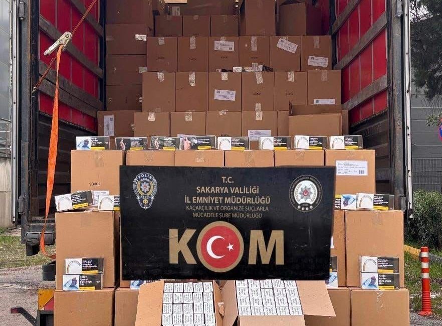 Sakarya’da polis ekiplerince yapılan operasyonda Anadolu Otoyolu’nda durdurulan tırda 6