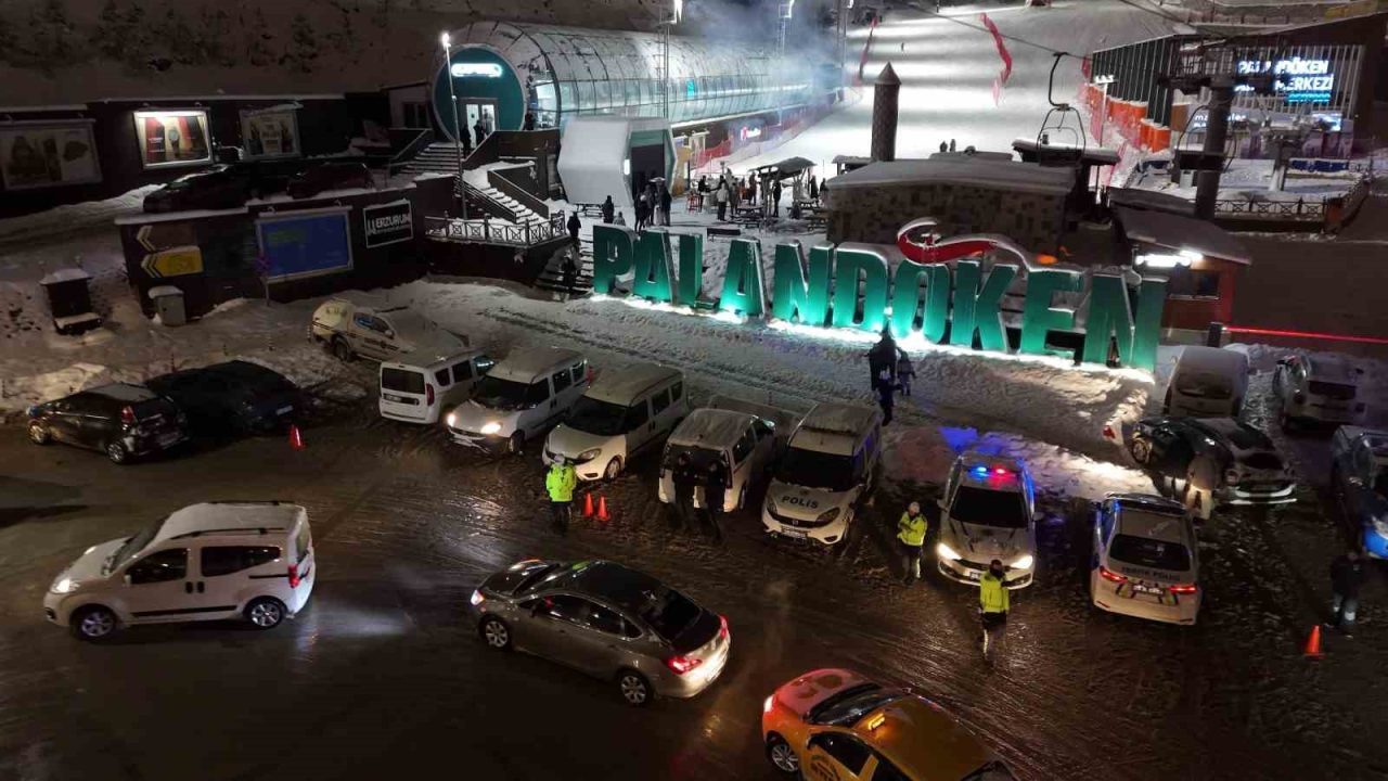 Erzurum’da yılbaşı dolayısıyla jandarma ve polis ekipleri Palandöken Kayak Merkezi’nde