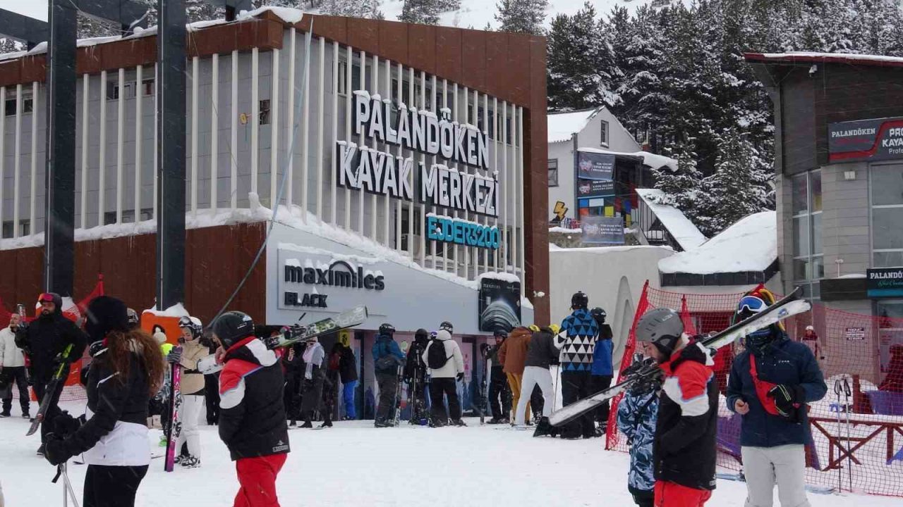 Türkiye’nin önemli kayak merkezlerinden birisi olan Palandöken, sömestir tatilinde yoğunluk