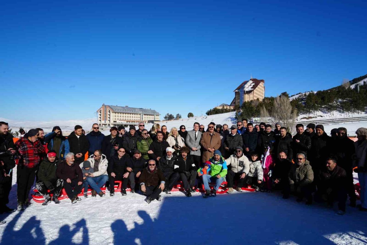 Erzurum’da medya mensupları, 10 Ocak Çalışan Gazeteciler Günü’nde Palandöken’in zirvesinde