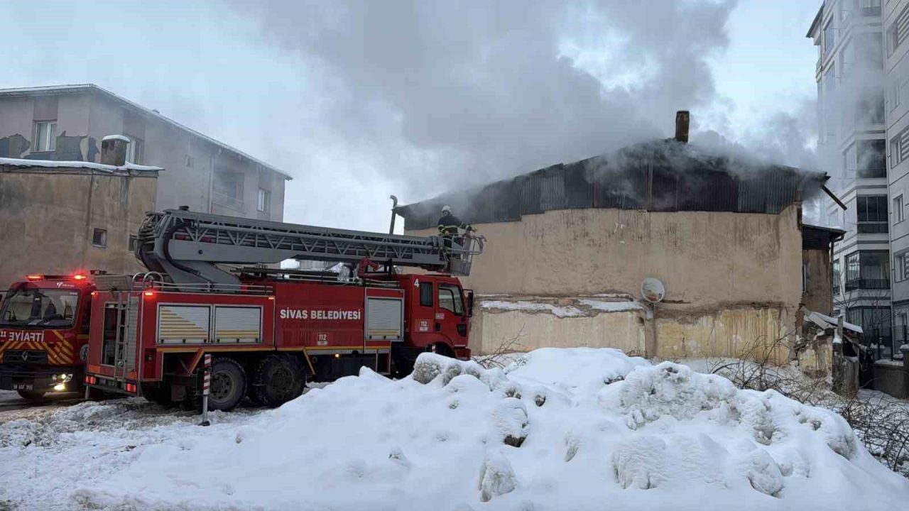 Sivas’ta 2 katlı müstakil binanın çatı katında çıkan yangın, itfaiyenin
