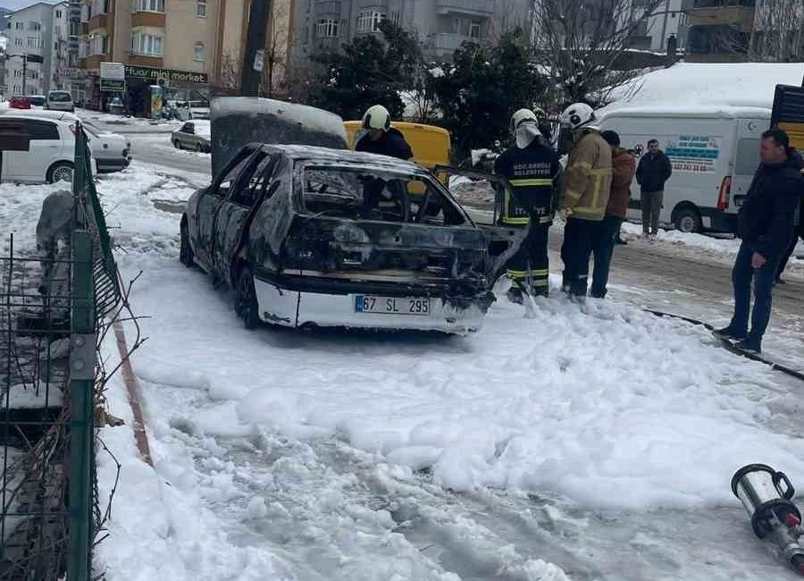 Zonguldak’ın Karadeniz Ereğli ilçesinde park halindeki bir otomobilde yangın çıktı.