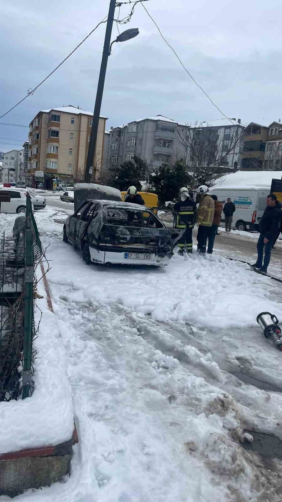 Zonguldak’ın Karadeniz Ereğli ilçesinde park halindeki bir otomobilde yangın çıktı.