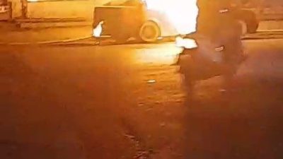 Kocaeli’nin Gölcük ilçesinde park halindeki otomobilde çıkan yangın itfaiye ekiplerince