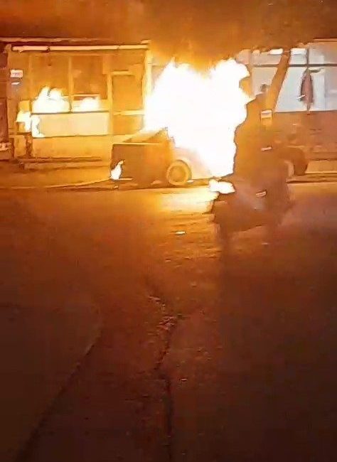 Kocaeli’nin Gölcük ilçesinde park halindeki otomobilde çıkan yangın itfaiye ekiplerince