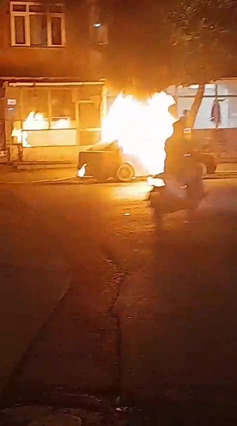 Kocaeli’nin Gölcük ilçesinde park halindeki otomobilde çıkan yangın itfaiye ekiplerince