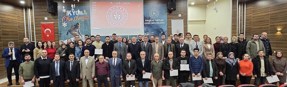 Erzurum Gençlik ve Spor İl Müdürü Levent Çakmur, personeli onurlandırmaya