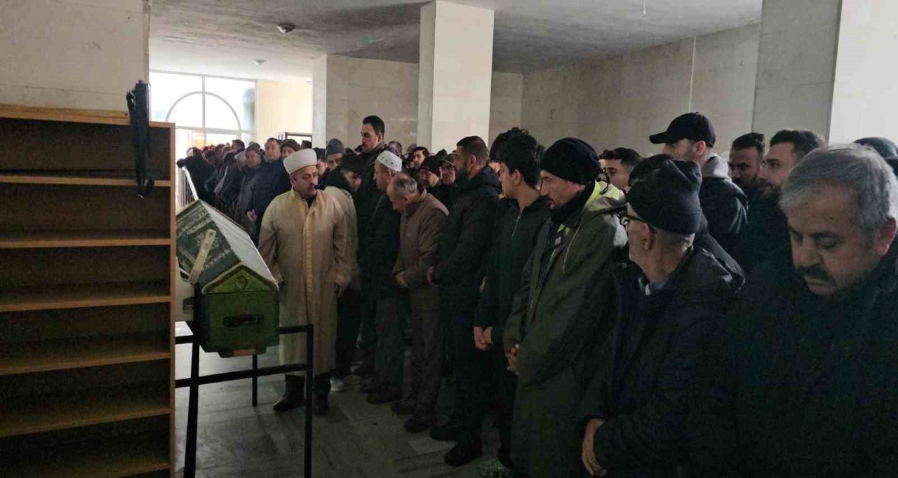 Kastamonu’nun Cide ilçesinde tartıştığı şahıs tarafından evinin önünde pompalı tüfekle