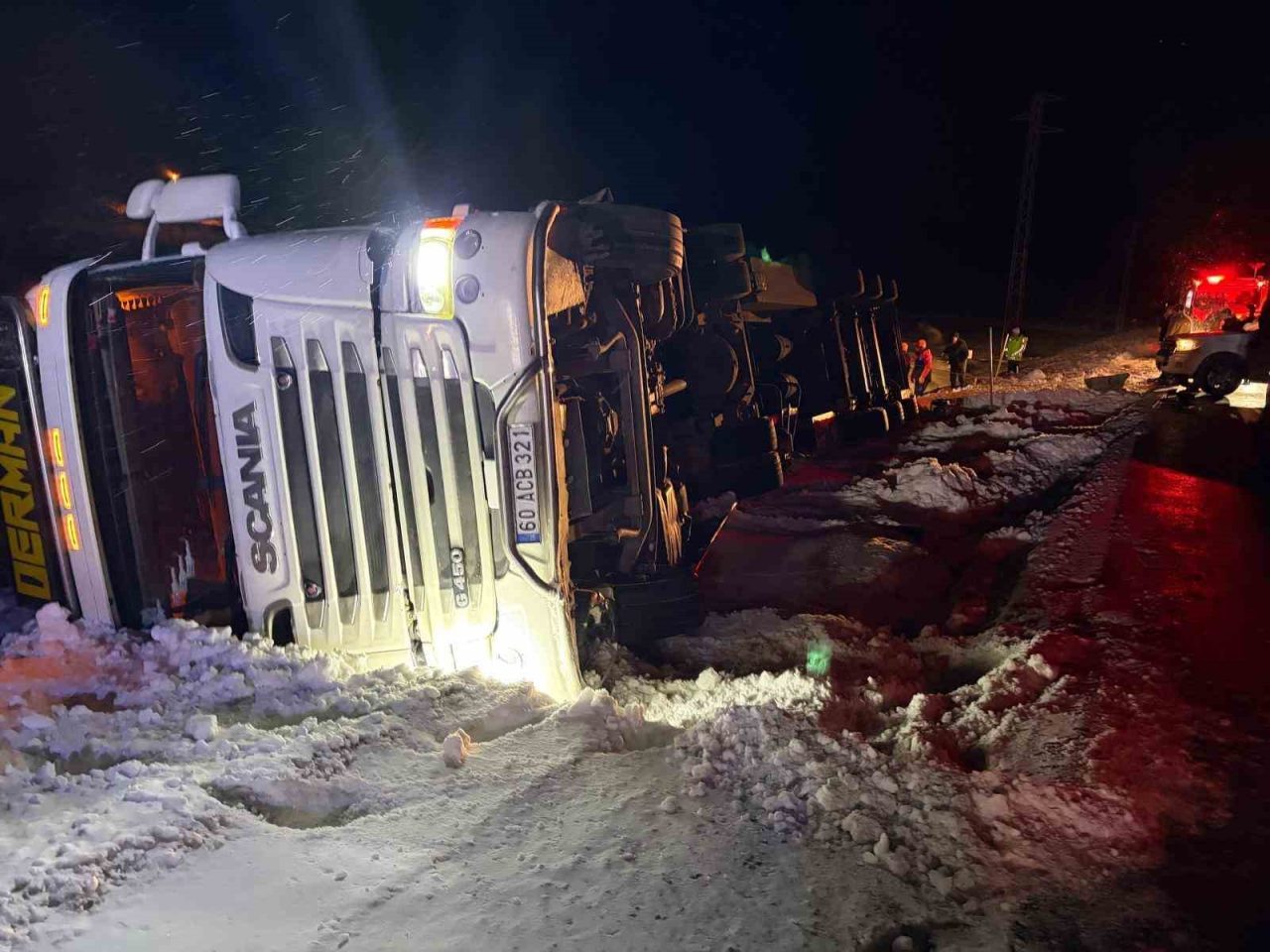 Erzincan’ın Refahiye ilçesinde hayvan yüklü tırın şarampole devrilmesi sonucu meydana