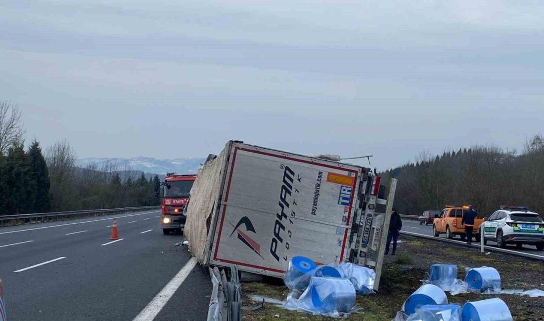 Anadolu Otoyolu Sakarya geçişinde kontrolden çıkarak refüje çarpıp yan yatan
