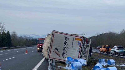 Anadolu Otoyolu Sakarya geçişinde kontrolden çıkarak refüje çarpıp yan yatan