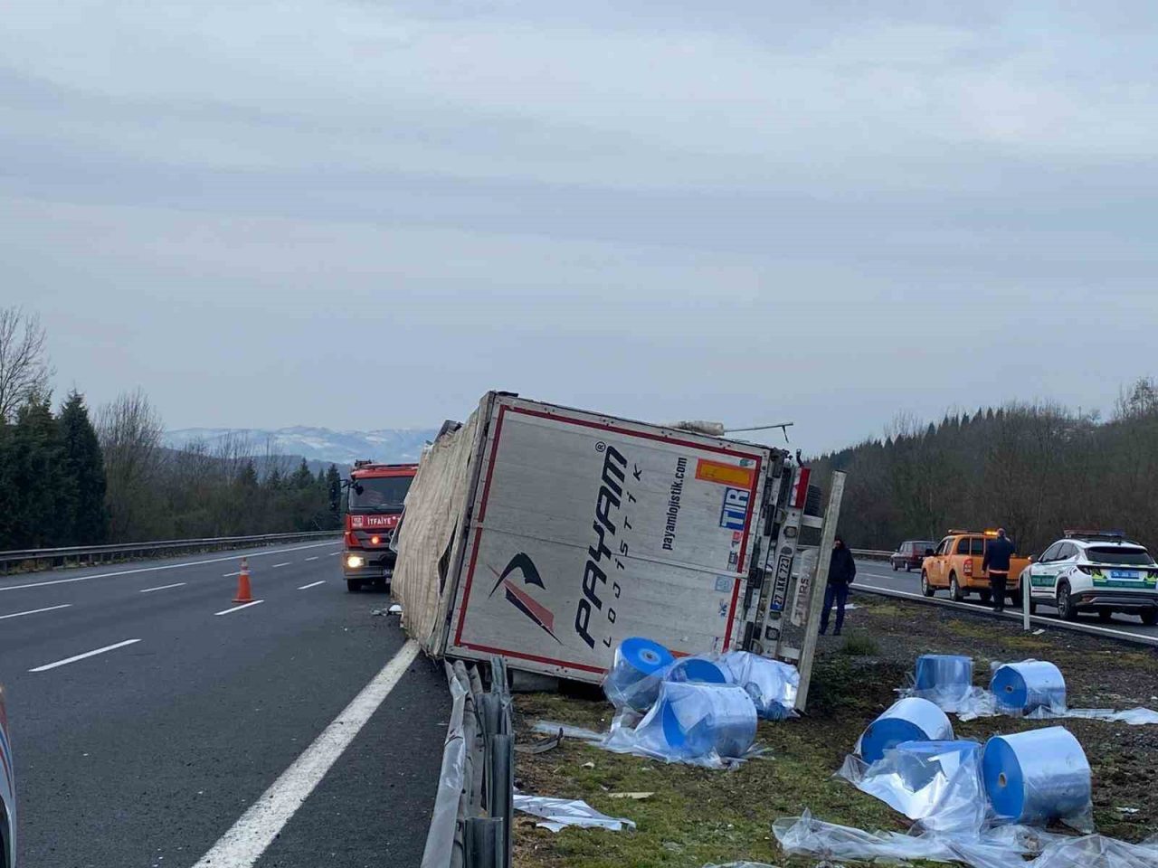 Anadolu Otoyolu Sakarya geçişinde kontrolden çıkarak refüje çarpıp yan yatan