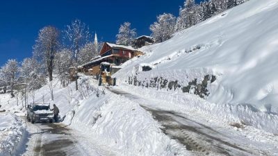 Rize genelinde etkili olan yoğun kar yağışı nedeniyle ulaşıma kapanan