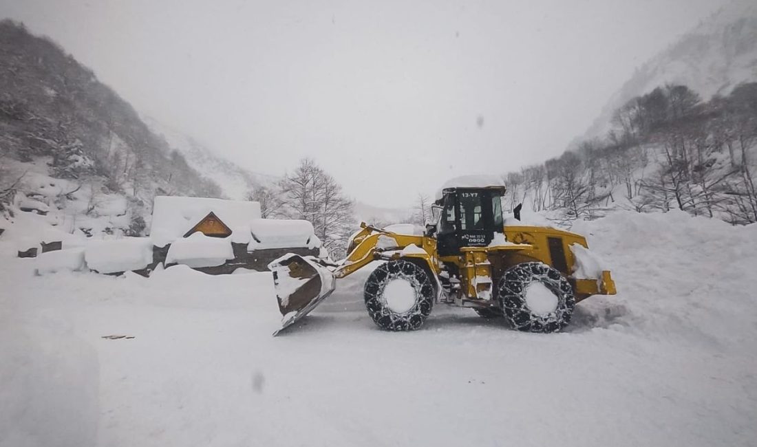 Rize’de etkili olan kar yağışı nedeniyle 17 köy yolunda ulaşımda