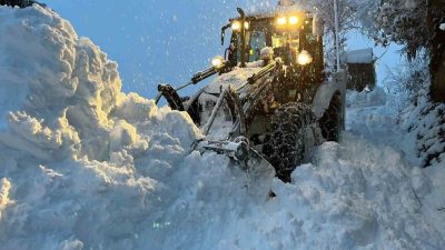 Rize’de kar yağışı nedeniyle 63 köy yolu ulaşıma kapanırken, Rize