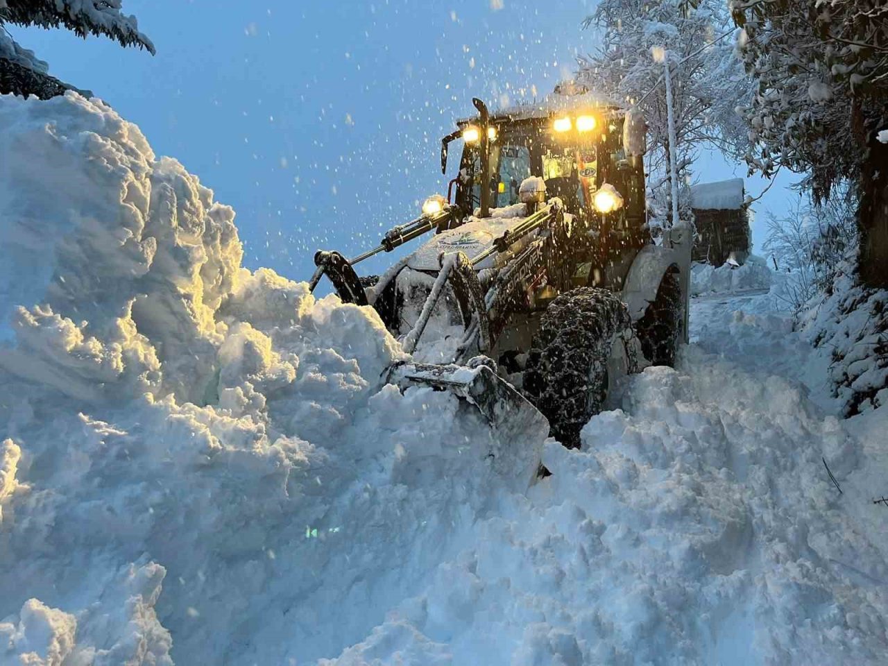 Rize’de kar yağışı nedeniyle 63 köy yolu ulaşıma kapanırken, Rize