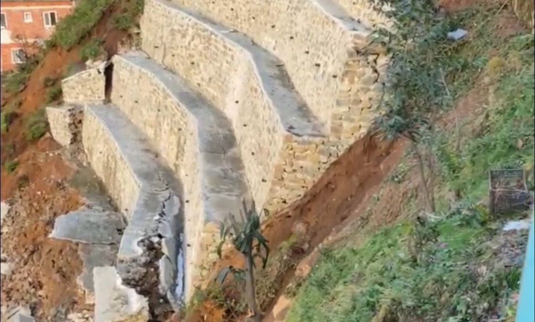 Rize’nin Ardeşen ilçesine bağlı Bayırcık köyünde istinat duvarının çökmesi sonucu