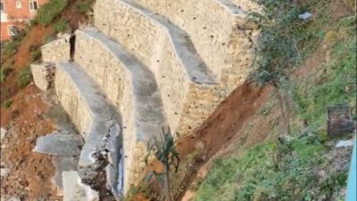 Rize’nin Ardeşen ilçesine bağlı Bayırcık köyünde istinat duvarının çökmesi sonucu