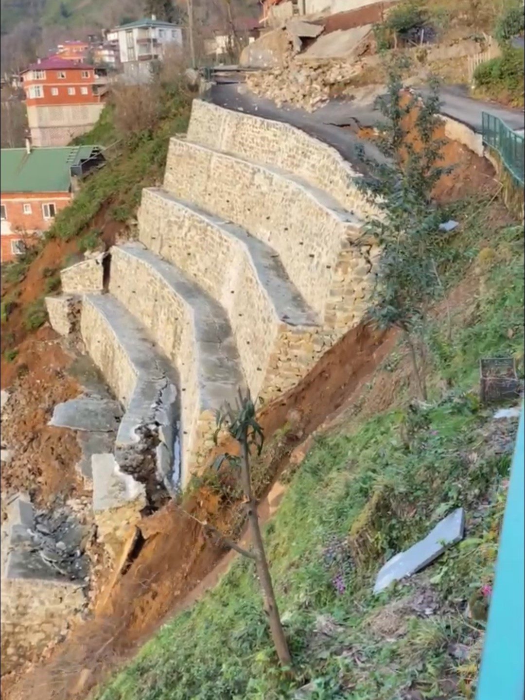 Rize’nin Ardeşen ilçesine bağlı Bayırcık köyünde istinat duvarının çökmesi sonucu