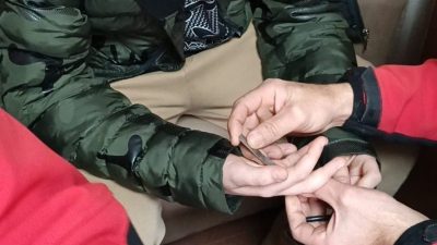 Rize’de oyun oynamak amacıyla madeni parayı parmağında aksesuara dönüştürmeye çalışan